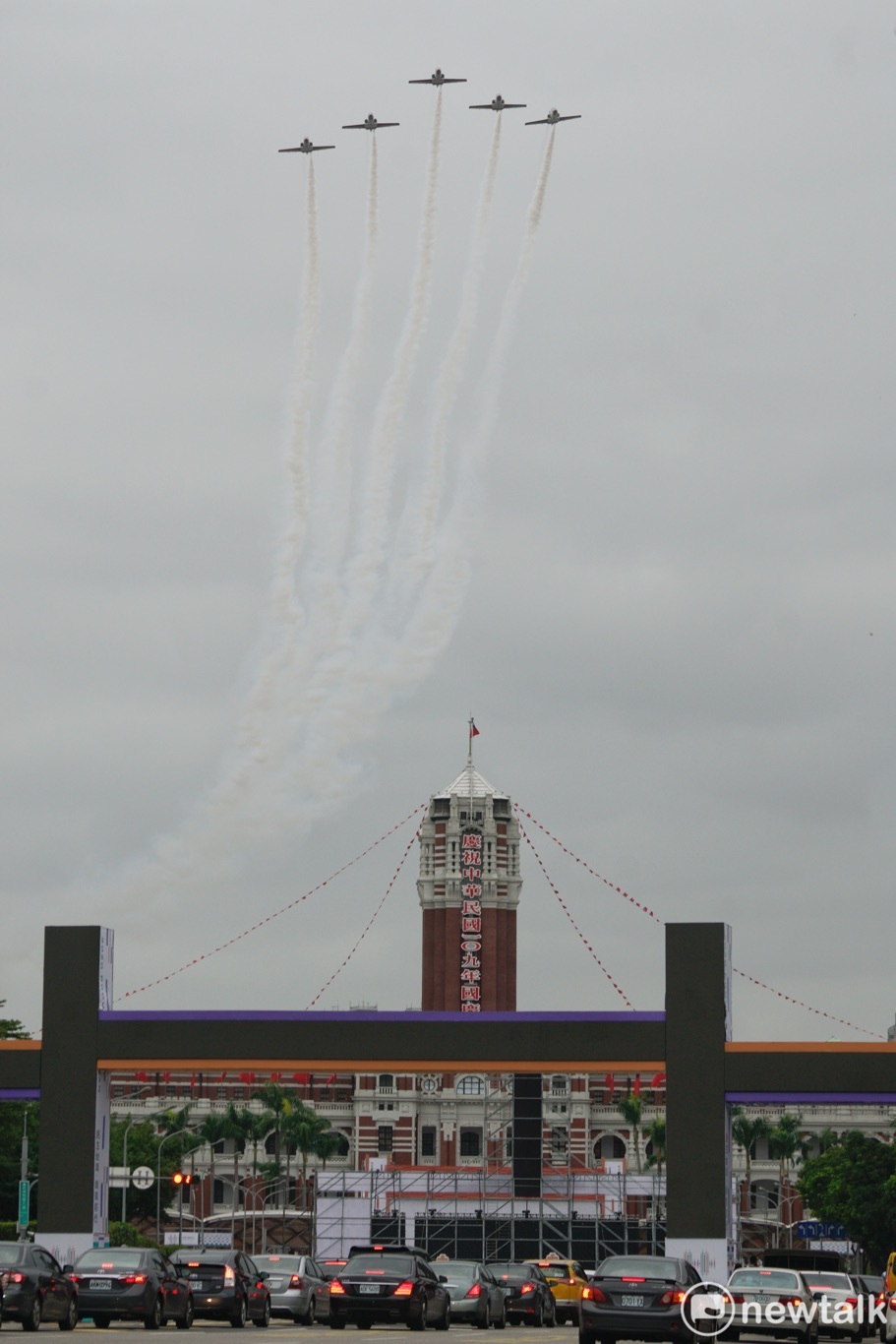 空軍雷虎小組在總統府前衝場。 圖：張良一/攝