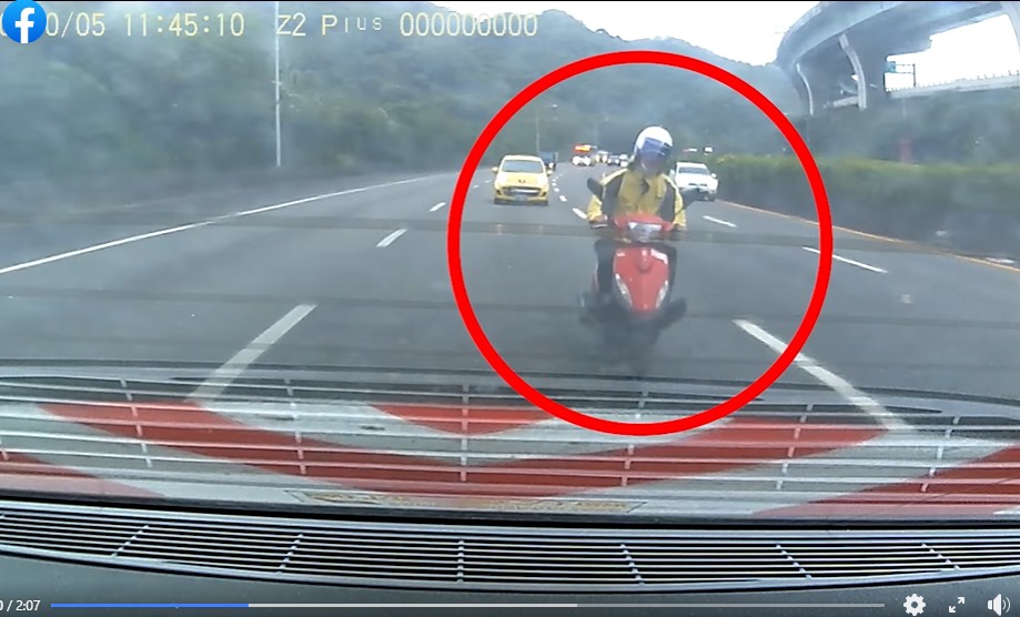 趙姓男子騎機車上國道1號北上車道，進而造成10車連環追撞的車禍。 圖：翻攝國道公路警察局臉書
