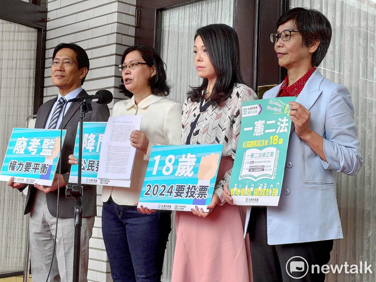 台灣民眾黨團提出黨團修憲版本，提出盼完成公民權下修、廢考監、調降修憲門檻，共三項修憲提案。 圖：黃建豪/攝