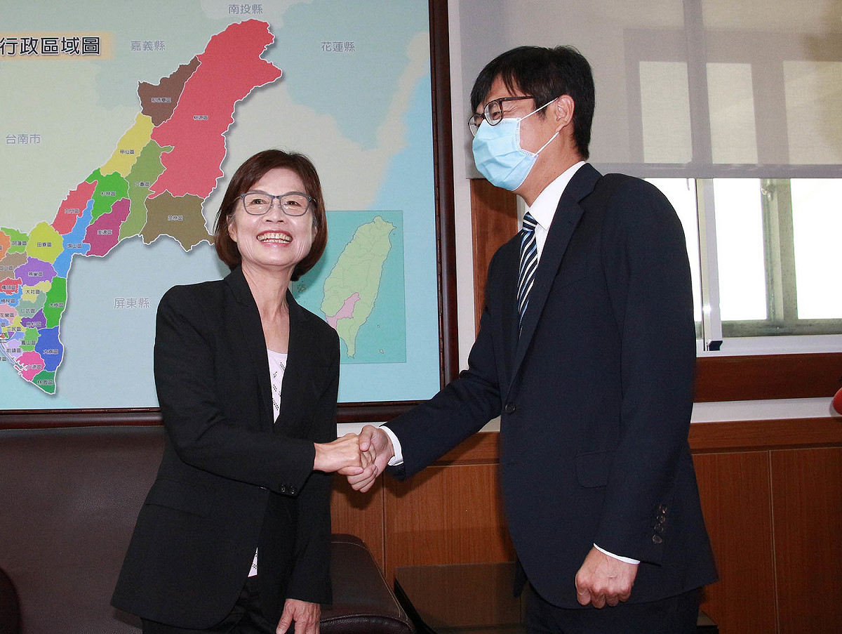 高雄市議會今開議，市長陳其邁(右)先行拜會議長曾麗燕。 圖：高雄市政府／提供