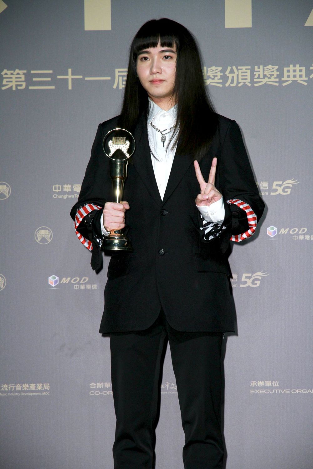 第31屆金曲獎最佳新人獎，由張惠妹愛徒持修拿下。他一頭烏黑亮麗的秀髮及一雙水汪汪的眼睛，成為網友熱議焦點。 圖：台視/提供