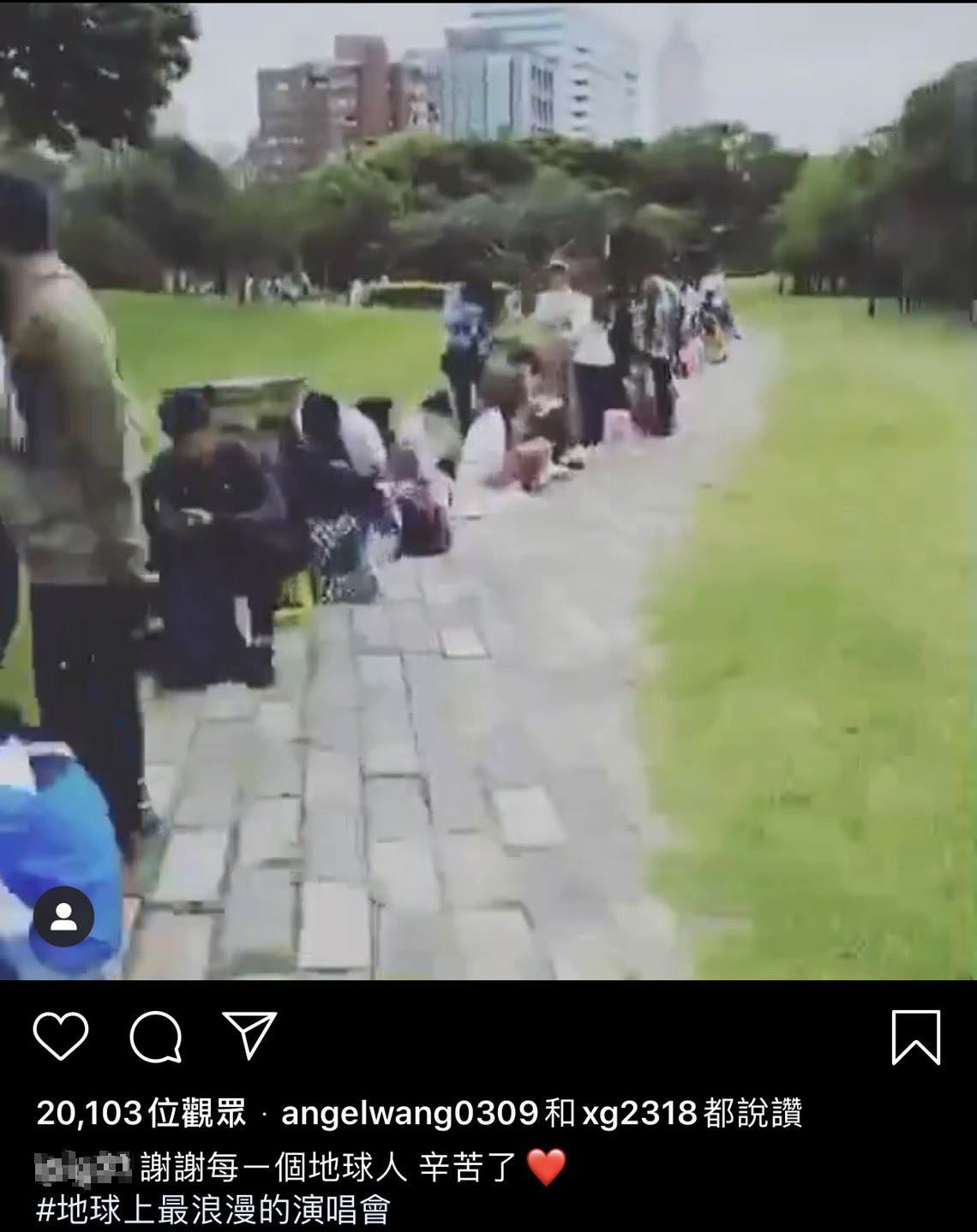 影片中只見拍隊人潮綿延不絕，似乎繞了華山一圈。 圖：翻攝Instagram