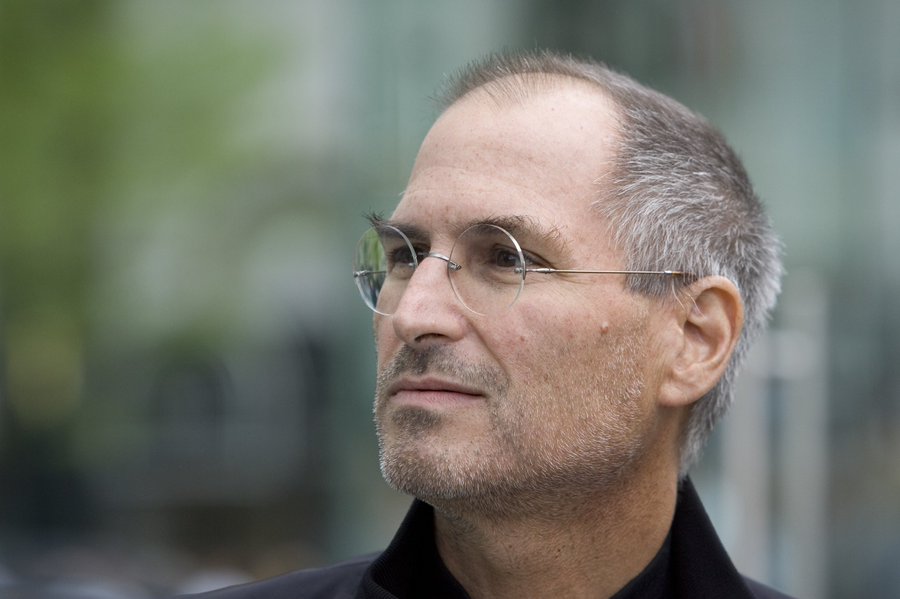 昨天是蘋果創辦人賈伯斯（Steve Jobs）逝世9周年，這位名聲享譽全球的天才在2011年10月5日因胰臟癌逝世，享年56歲。 圖：取自庫克推特