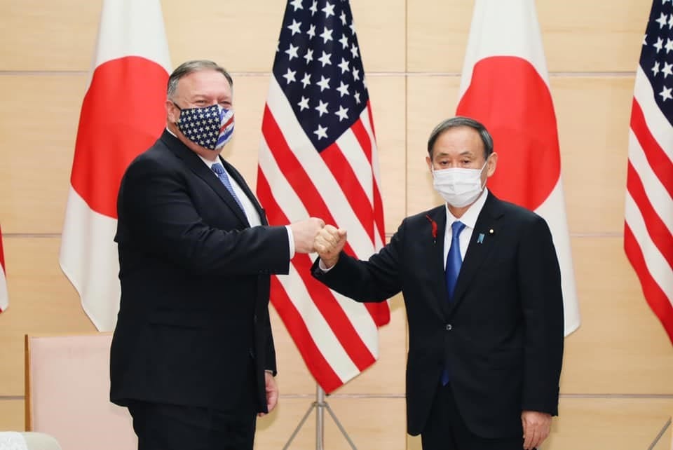 日本首相菅義偉（右）6日進行就任以來首度「會見外交」，跟來訪的美國國務卿蓬佩奧（左）舉行會談，確認雙方緊密合作等政策方向。 圖：翻攝ourikantei臉書