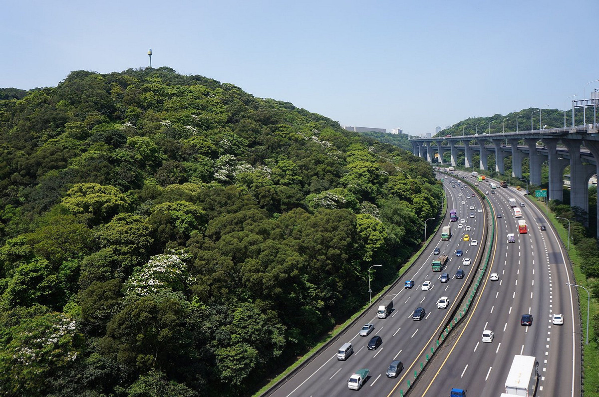 高公局估計國慶連假首日車潮會最多，建議用路人挑好時段再上路。 圖：翻攝自高速小飛力臉書專頁