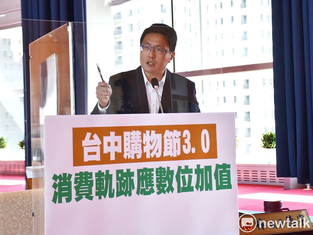 市議員林德宇指出，購物節吸引大批民眾參加，但市府提供的獎項總數過少，讓大部分參與民眾空手而歸。 唐復年/攝