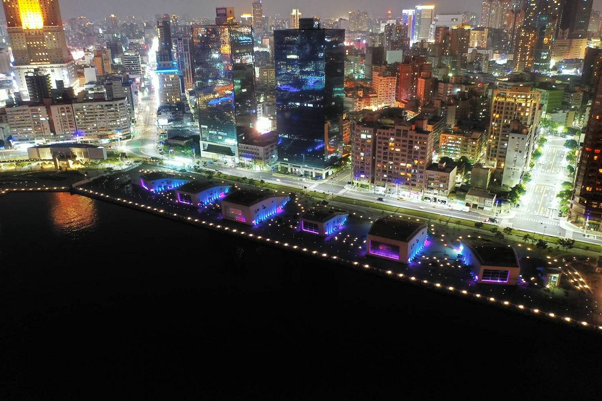 高雄流行音樂中心周邊空拍夜景迷人。 圖：高雄市政府/提供