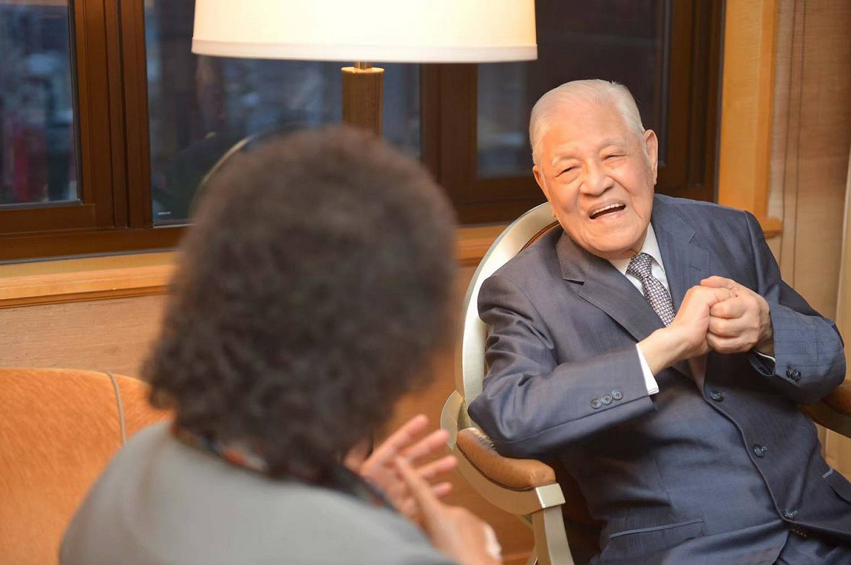 監察院長陳菊與前故總統李登輝相談甚歡的合影。 圖：擷自陳菊臉書