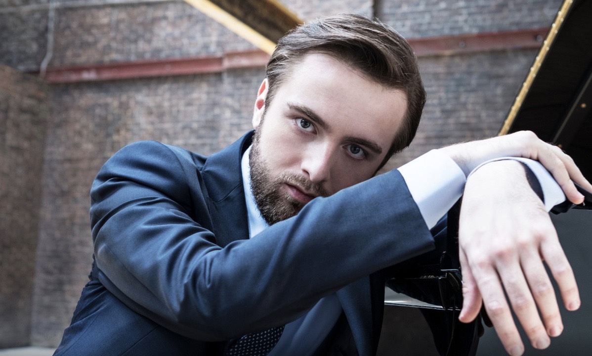 俄羅斯鋼琴家丹尼爾‧特里福諾夫(Daniil Trifonov)來台演出引發防疫特權爭議。 圖：翻攝自牛耳藝術網站