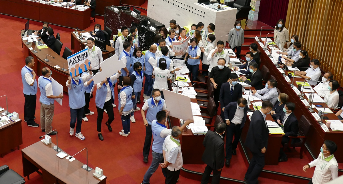 國民黨團要求陳其邁簽署禁瘦肉精進入高雄聲明書，現場亂成一團。 圖：高市議會國民黨團/提供