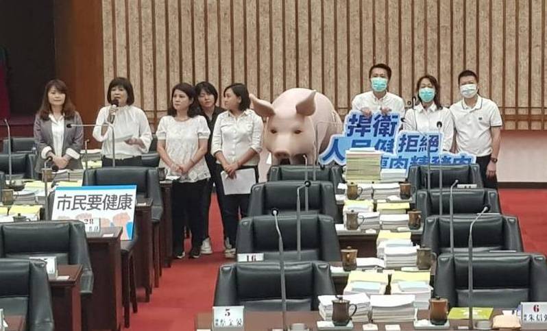 國民黨團抬出一隻豬模型對陳其邁質詢。 圖：高市議會國民黨團/提供