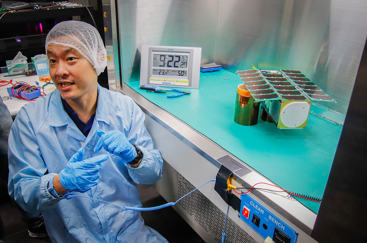 張起維表示，飛鼠號的科學酬載、電力次系統、衛星電腦、飛行軟體及結構皆由中央大學團隊自製研發。 圖：中央大學/提供