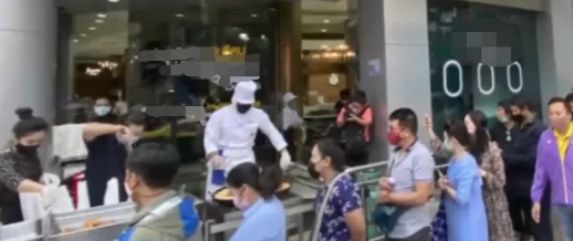 民眾大排長龍排隊買油條。 圖：翻攝自央視