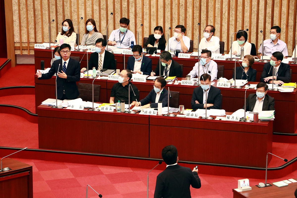 陳其邁(前排左一)針對議員提問答詢。 圖：高雄市政府/提供