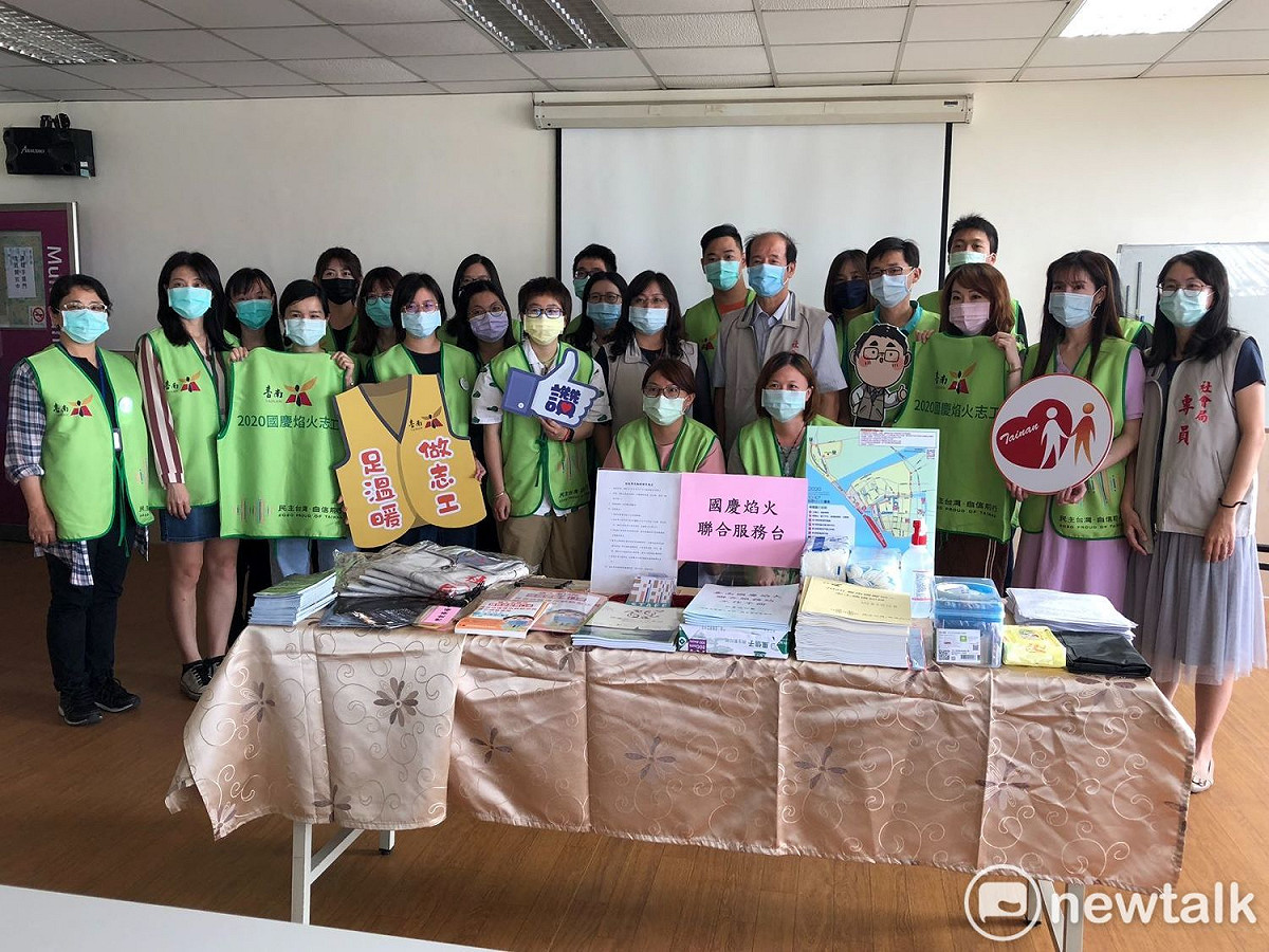 台南新政府為迎接國慶焰火活動，廣徵募集學校、社團志工超過400名加入國慶焰火活動服務行列。 圖：黃博郎／攝