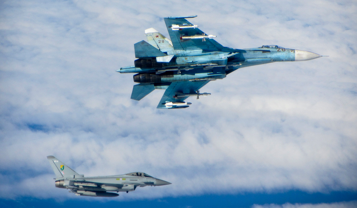 烏克蘭局勢引發俄國與西方國家緊張，英國空軍1架RC-135戰略偵察機、2架颱風戰鬥機和1架KC-3加油機逼近俄國，俄軍蘇-27戰機隨即在黑海上空予以伴飛。」 圖 : 翻攝自環球網