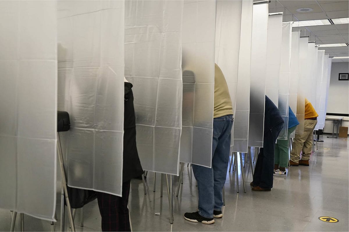 因應新型冠狀病毒疫情，美國總統大選提前投票，有些投票站內設有透明簾幕 圖：達志影像/美聯社