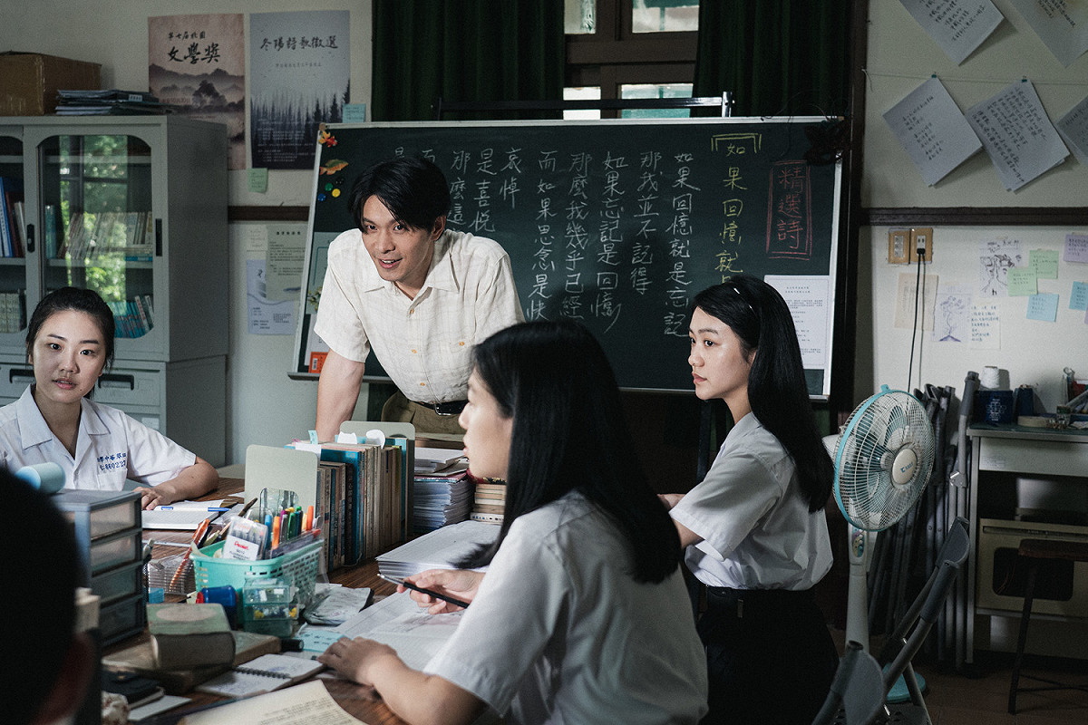 新科金鐘視帝姚淳耀(左2)在《返校》影集中飾演詩社的指導老師。 圖：公視/提供
