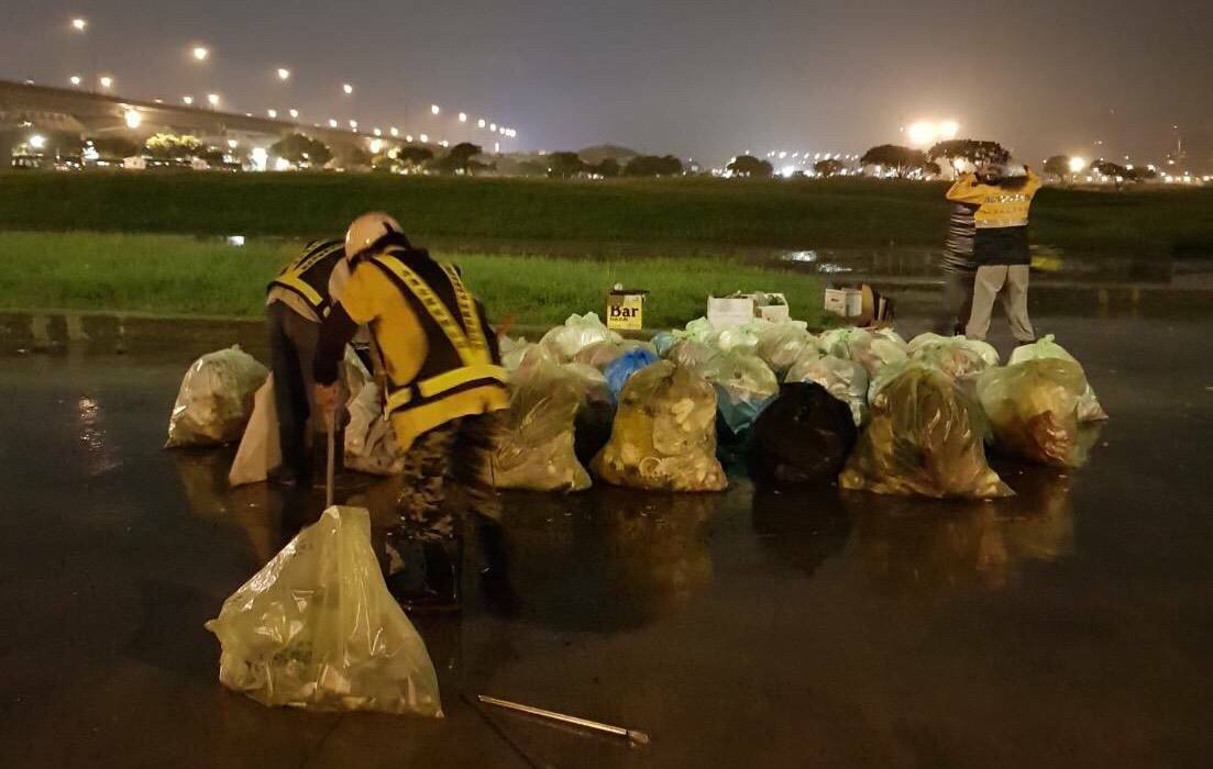北市水利處人員辛苦加班清運垃圾。 圖：翻攝台北市水利處