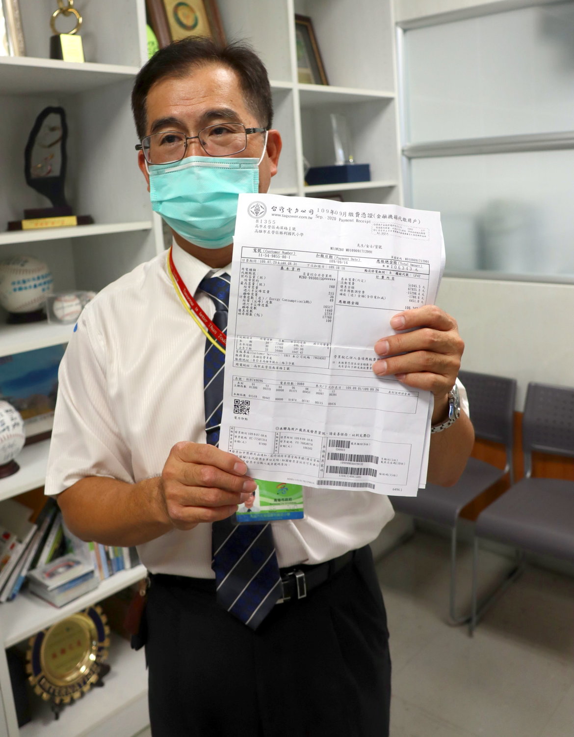 高市勝利國小校長顏永進出示學校用電收據，澄清學校沒有跳電停機也沒有被罰款。 圖：高雄市政府教育局/提供