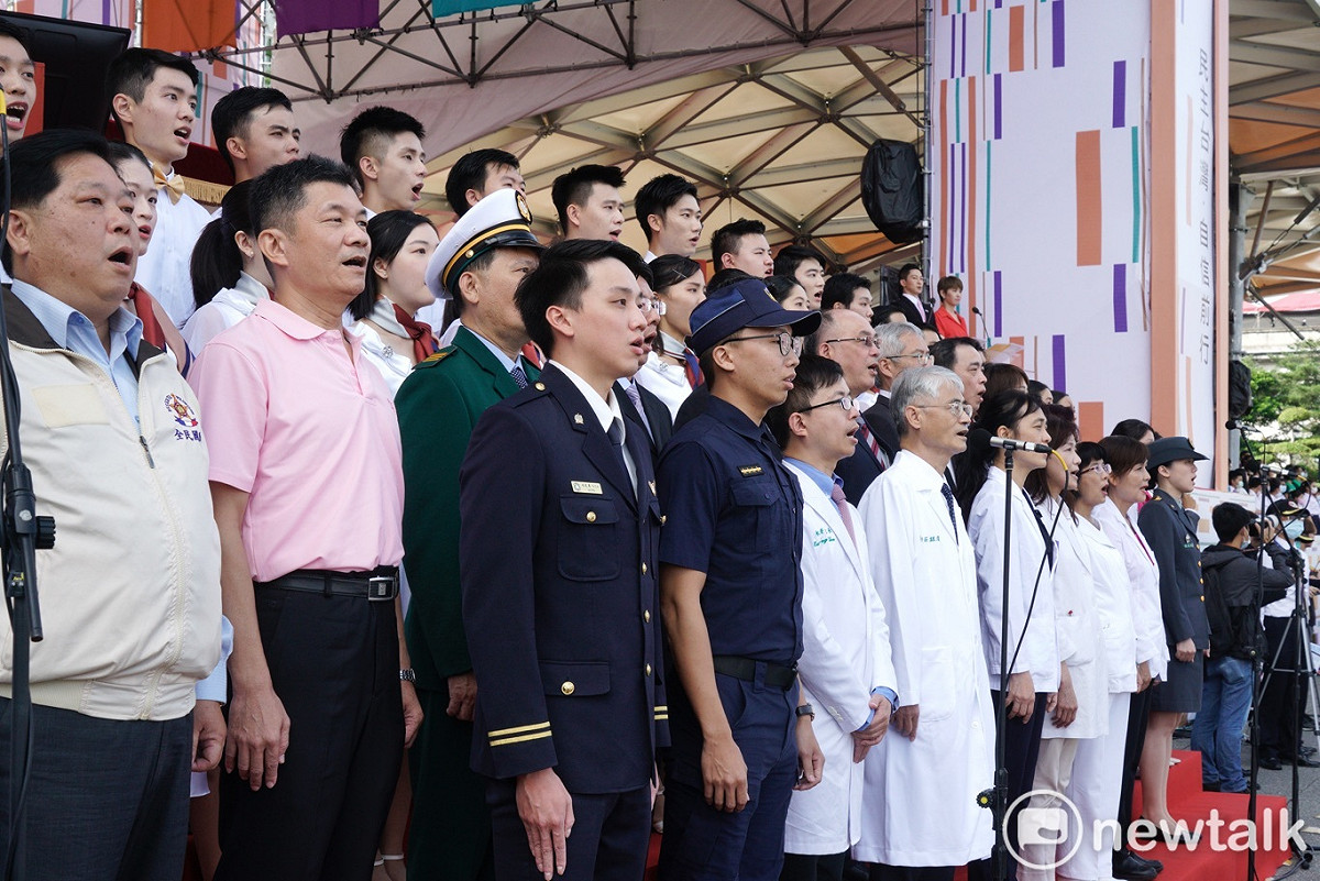 防疫武漢肺炎有功人員領唱國歌。 圖：張良一/攝