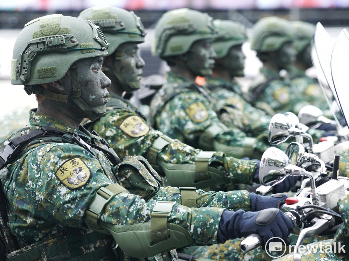 憲兵快速反應連演出「忠貞鐵騎 戎裝在憲」。 圖：張良一/攝