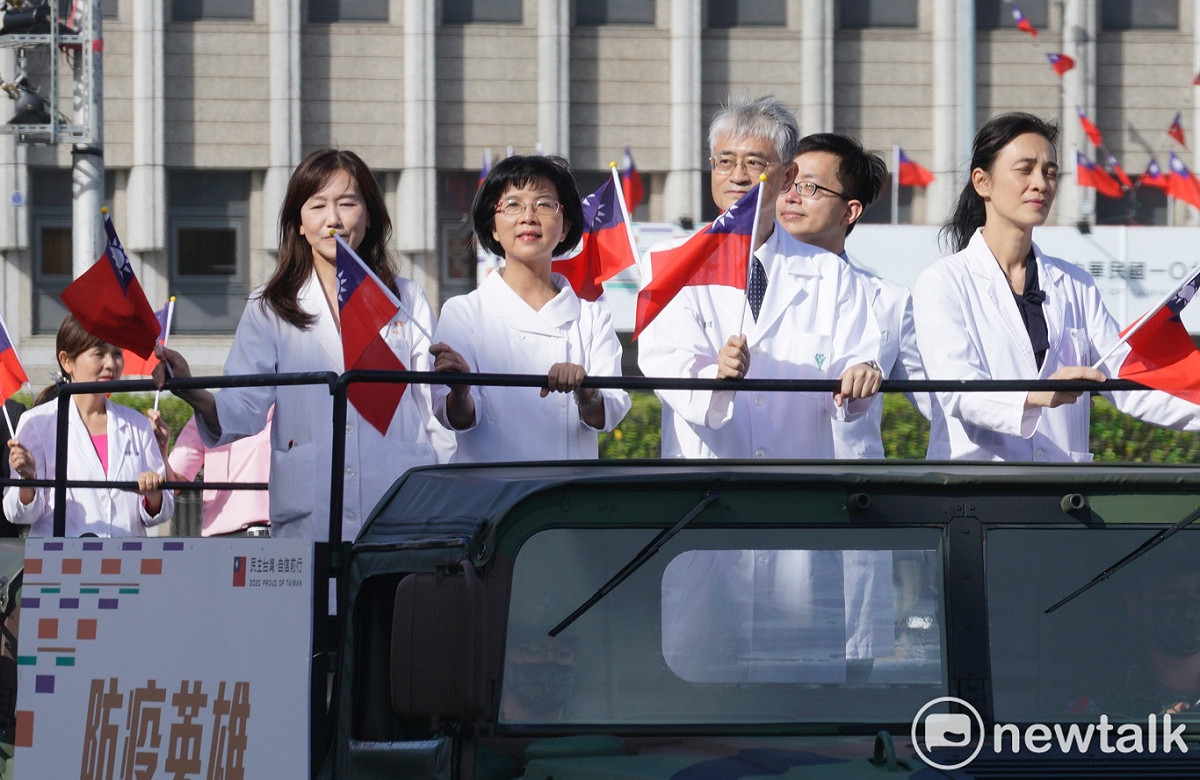 防疫國家隊通過總統府。 圖：張良一/攝
