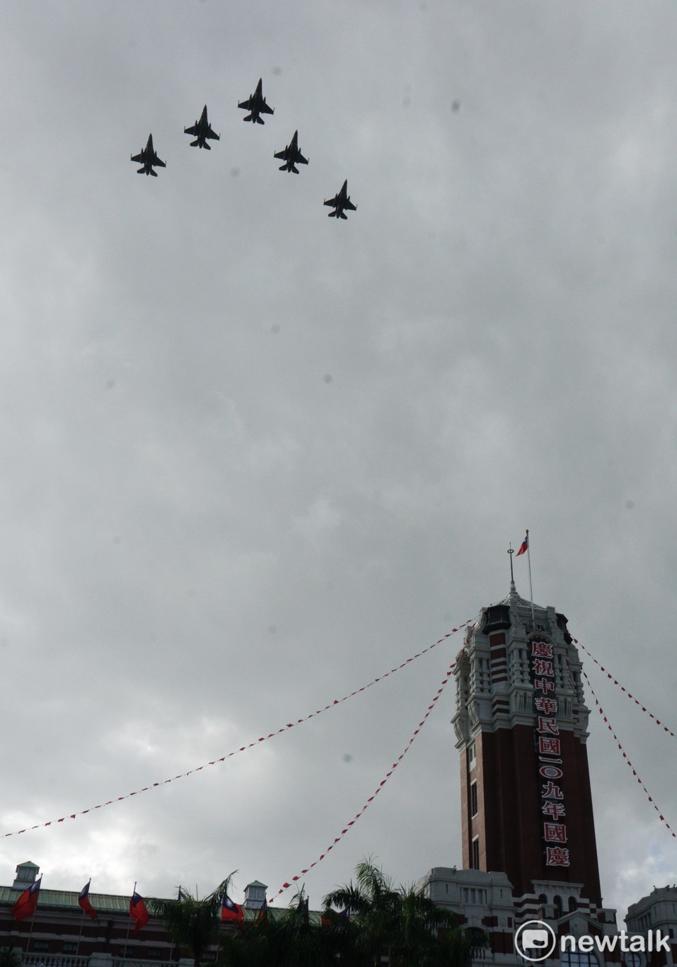 空軍五架F-16V以大雁隊形通過總統府上空。 圖：張良一/攝