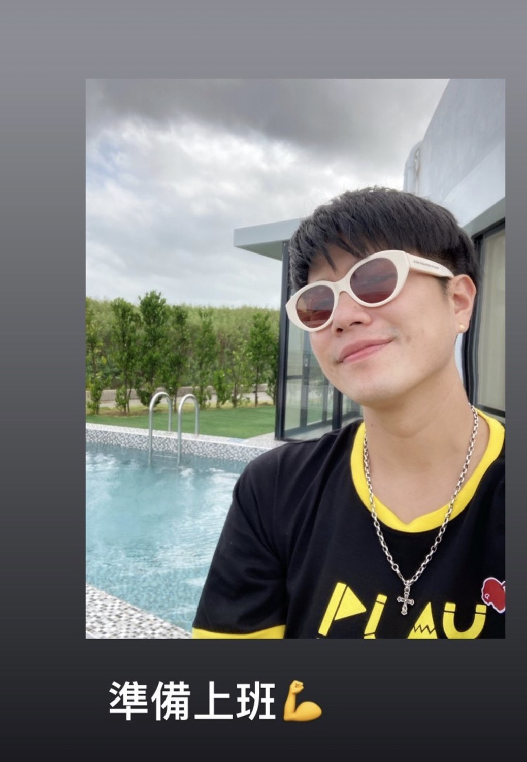 李易也在限時動態中PO出自己身穿《玩很大》新制服，眼尖網友發現左上胸口處印有專屬小鬼的記號。 圖：翻攝Instagram