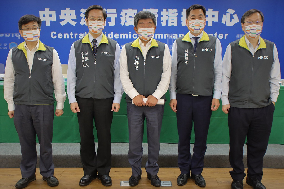 國慶假期，口罩廠商特別開放千片國慶口罩，於全國21個通路抽獎。圖為本月7日疫情指揮中心記者會，陳時中與各部會部長戴上此款口罩提前慶祝國慶。 圖：中央流行疫情指揮中心/提供