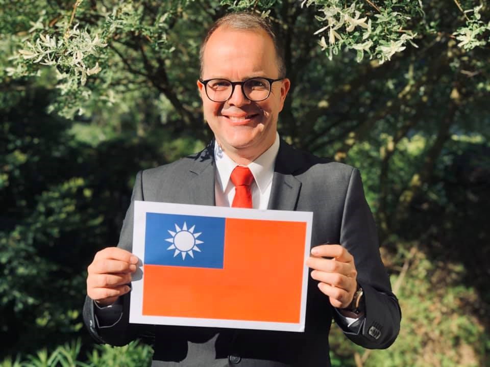 德國巴伐利亞邦議會8日成立友台小組，成員來自朝野各黨派，未來將全力推動對台關係。圖為邦議會副議長林德斯巴哈祝賀蔡總統就職。（圖取自facebook.com/markus.rinderspacher）