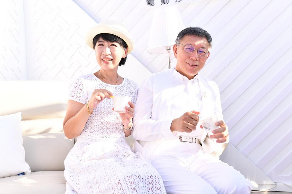 陳佩琪（左）、柯文哲（右）。 圖：翻攝自柯文哲Facebook