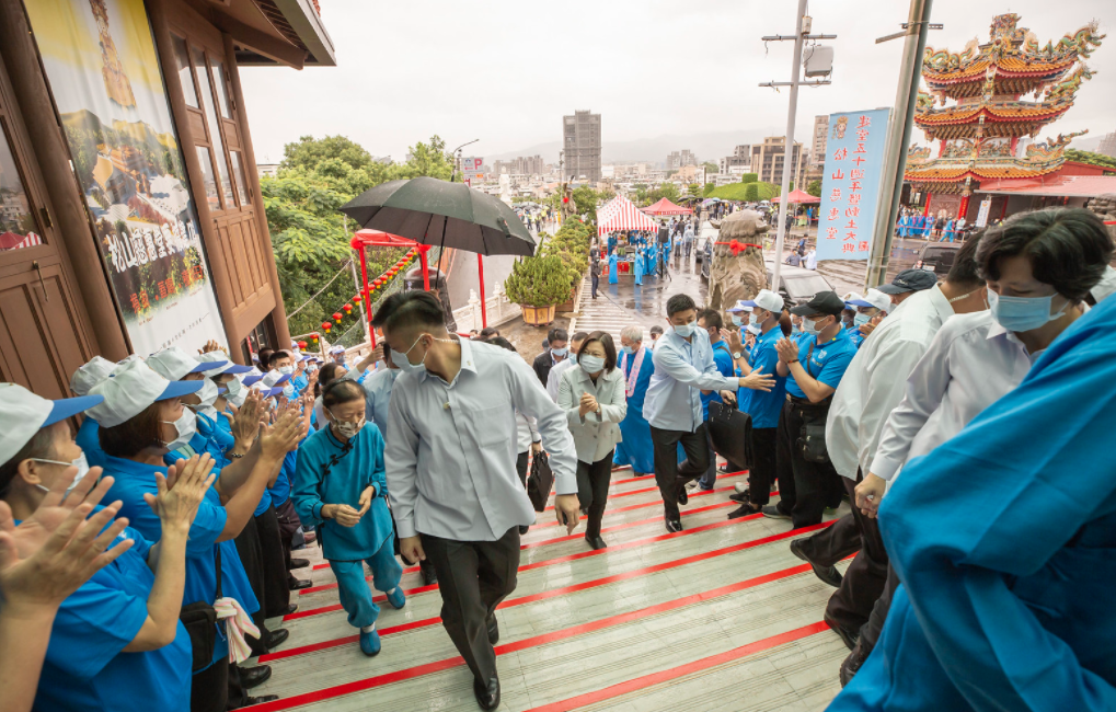 蔡總統上午赴松山慈惠堂參拜。 圖:總統府提供