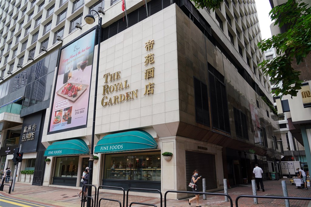 香港5星級的帝苑酒店內一家越南餐館員工因染武漢肺炎，酒店需停業14天。 圖/中新社