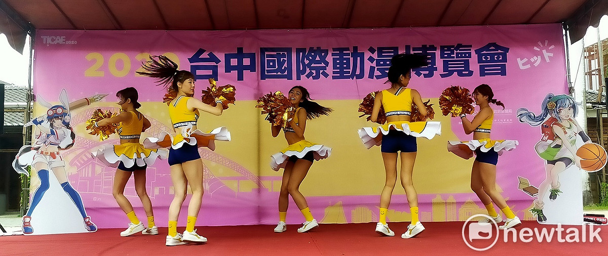 開幕儀式上中信兄弟PS女孩熱舞成為焦點。 唐復年/攝