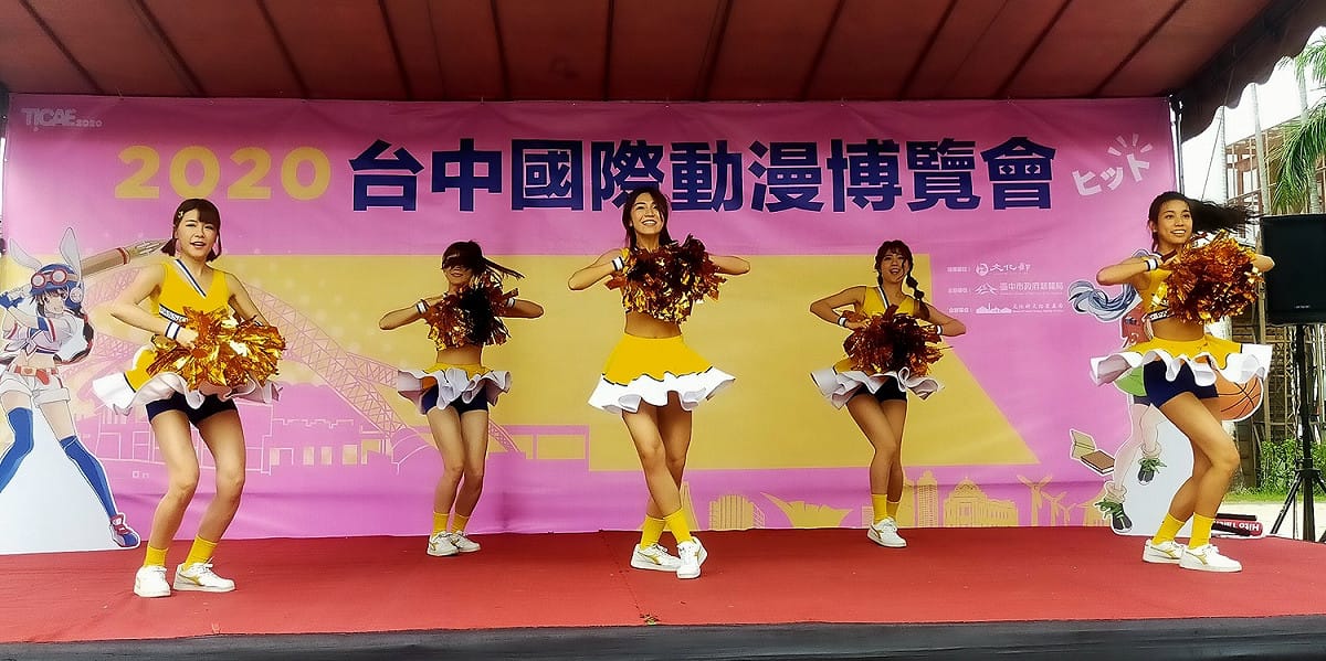 開幕儀式上中信兄弟PS女孩熱舞成為焦點。 唐復年/攝