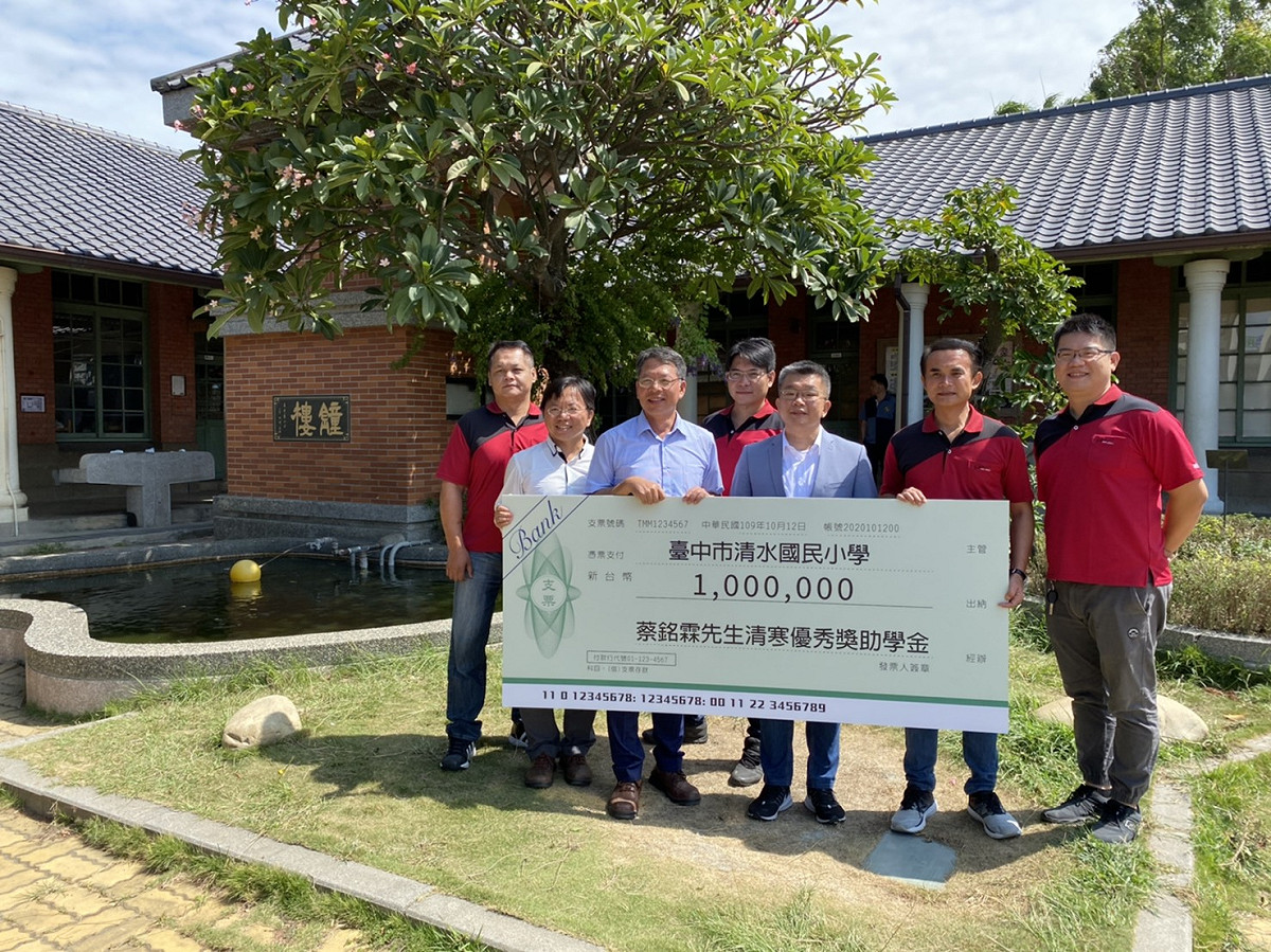 立法院副院長蔡其昌將省下的費用湊足200萬元，分別捐給父親蔡銘霖的三所母校，設立清寒獎助學金。 蔡其昌辦公室/提供