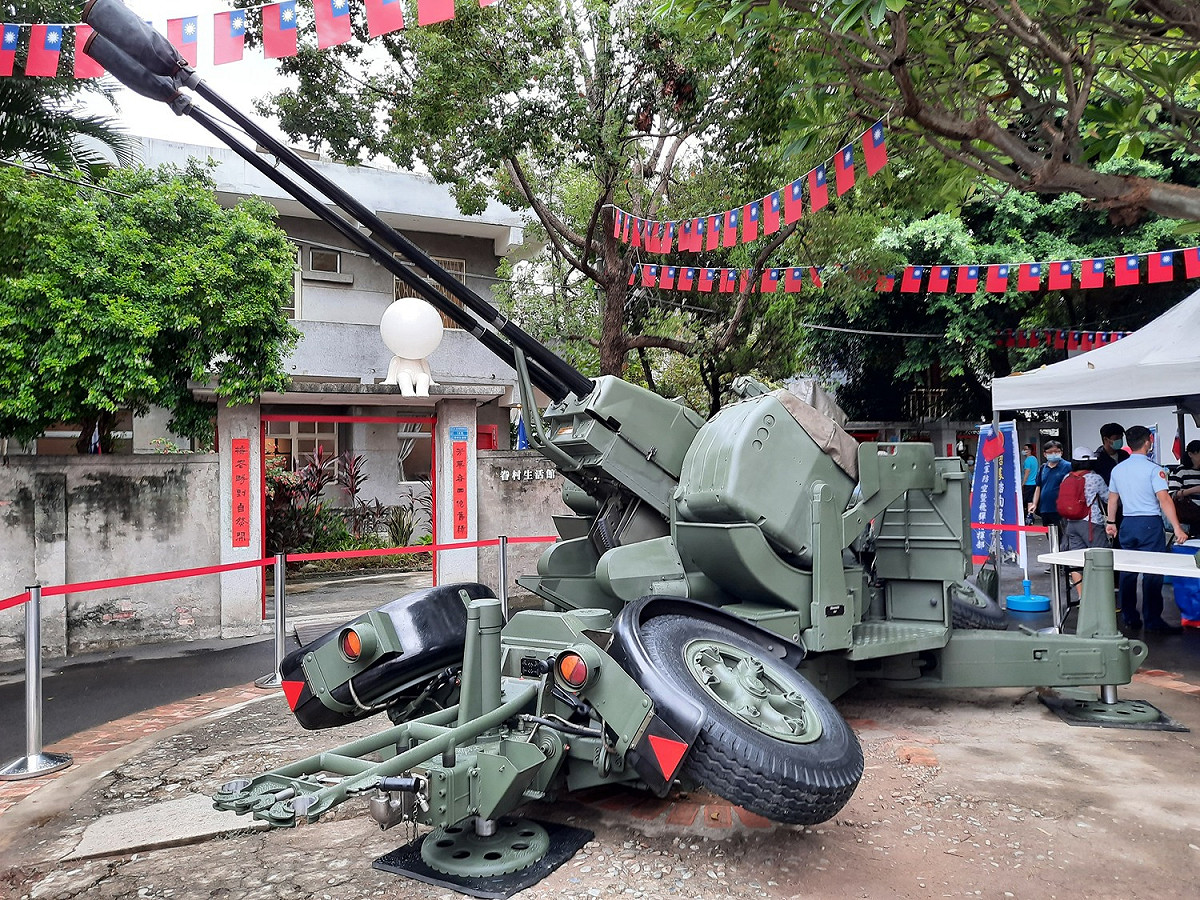 35快砲進駐眷村，放置在砲陣地遺跡上，重現防砲陣地景色，吸引民眾參觀、合影。 圖:陳佩君/攝