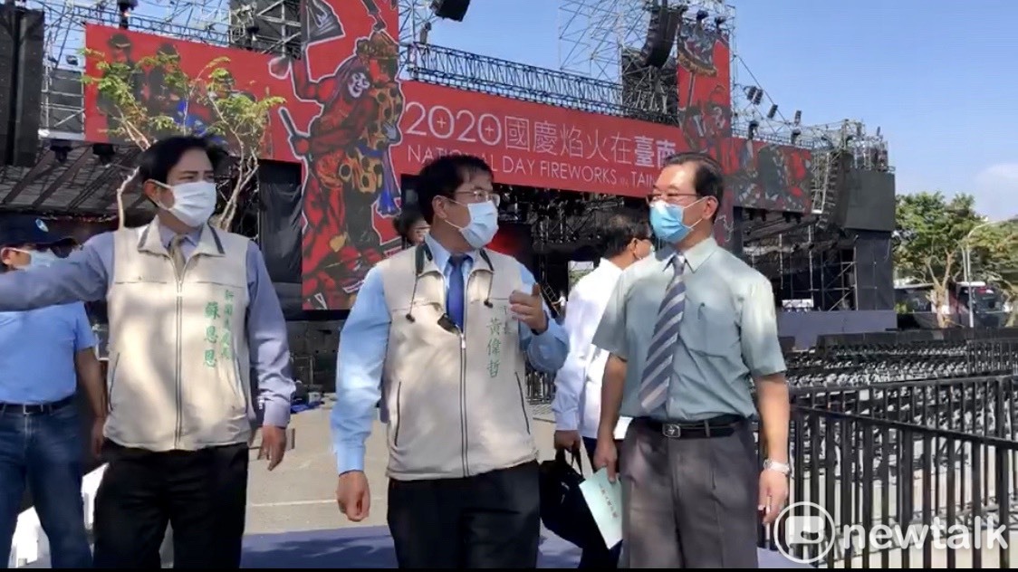 國慶煙火施放前夕，黃偉哲特別到安平現場視察，確認各環節整備狀況。 圖：黃博郎／攝