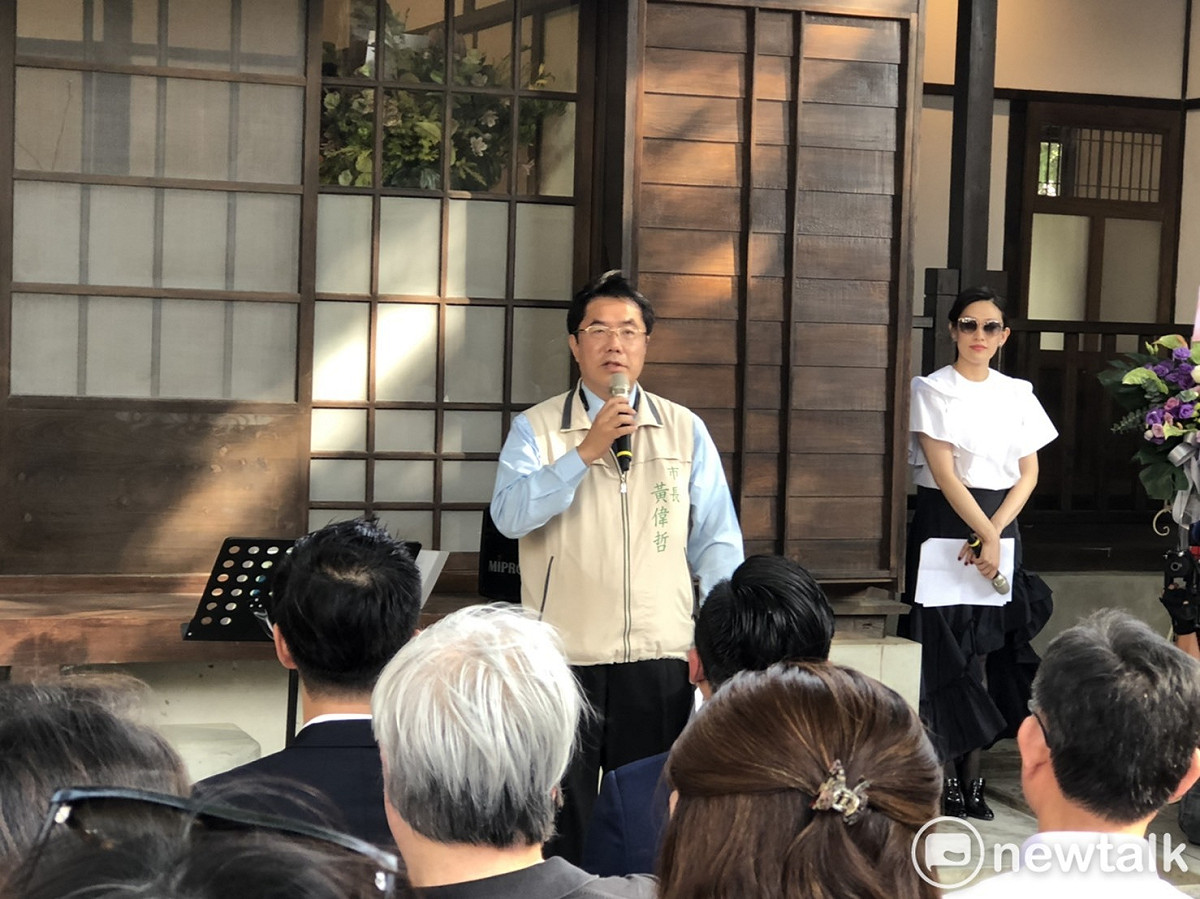 台南市定古蹟原台南州立農事試驗場長宿舍，百年老建築今（9）日華麗變身「離塵藝術空間」，開幕典禮請來台南市長黃偉哲等貴賓到場見證祝福。 圖：黃博郎／攝