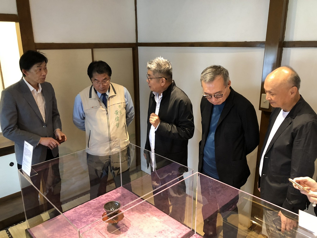 黃偉哲等人參歡價值連城的油滴天目盌，皆讚嘆不已。 圖：黃博郎／攝