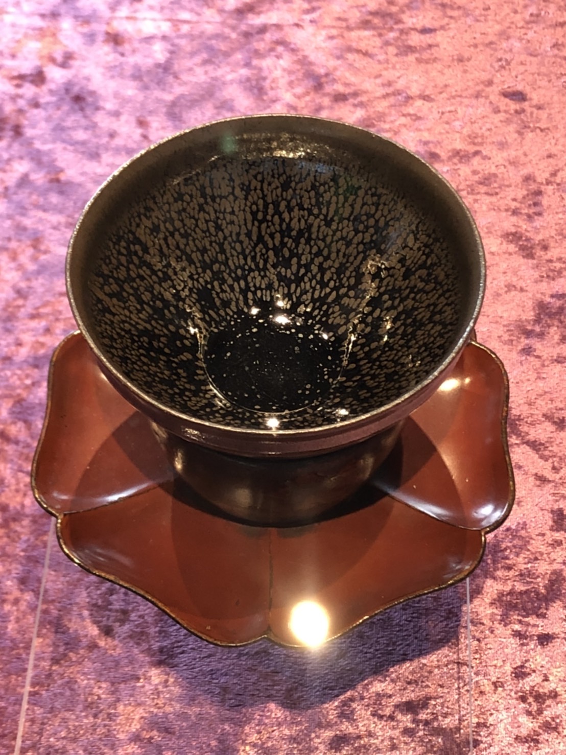 罕見的稀世珍寶油滴天目盌正在「離塵」展出。 圖：黃博郎／攝