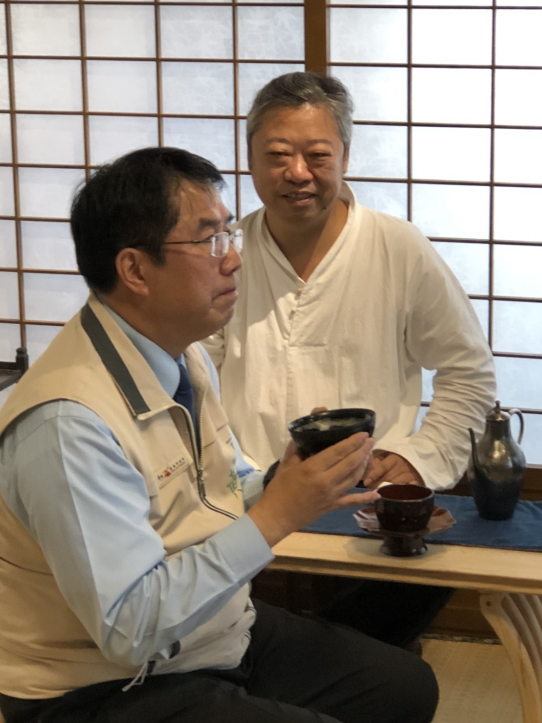 黃偉哲細品茶道家王介宏的宋代點茶茶品。感到十分新奇。 圖：黃博郎／攝