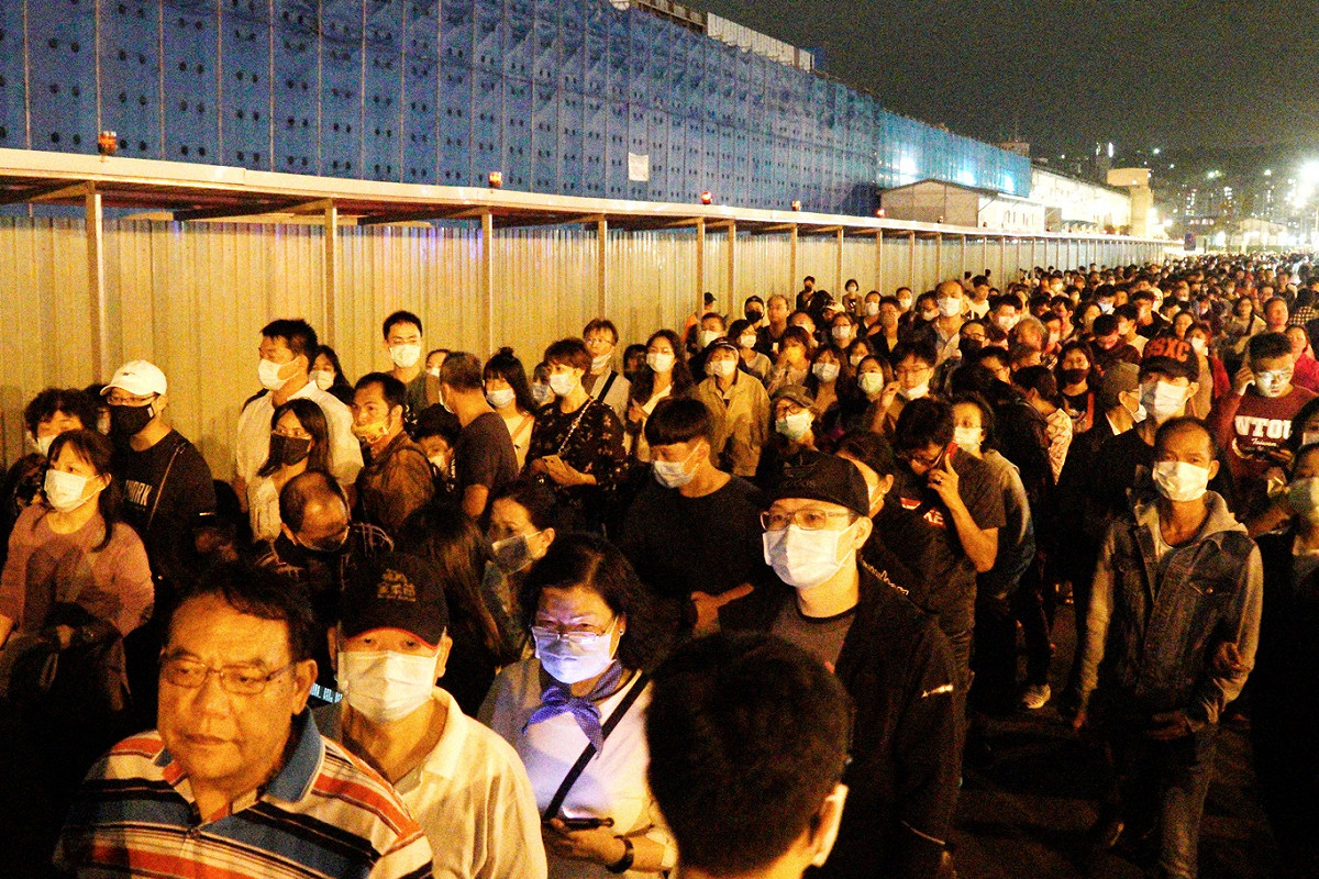 晚上8:20，國慶晚會已進行將近兩個鐘頭，會場外仍有上千民眾排隊等著進場。 圖：張良一/攝