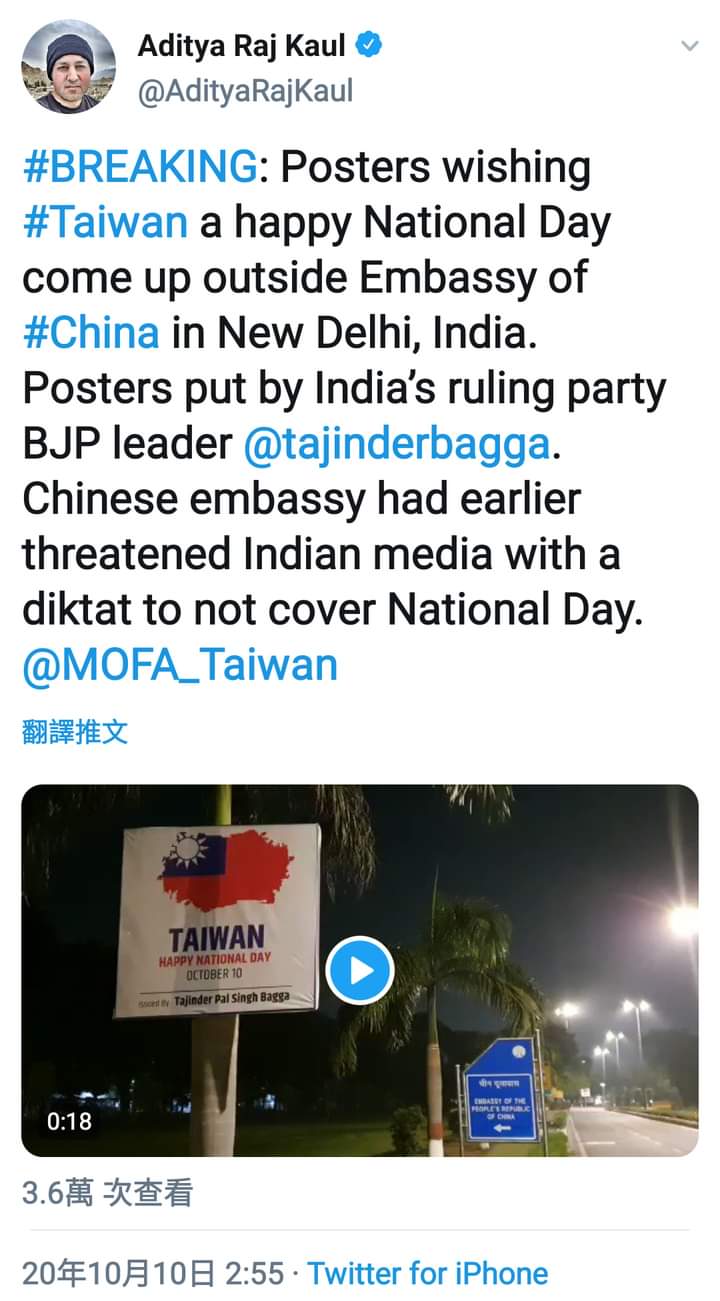 印度記者發現，中國使館外滿滿都是祝賀我國國慶的海報。 圖：印度記者推特