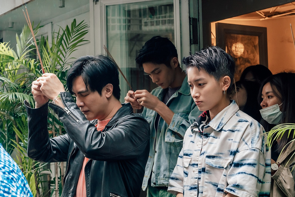 《酷蓋爸爸》主要演員到場祈福開拍順利，謝佳見(左)、林輝瑝(後中)、鄭靚歆(右)。 圖：GagaOOLala/提供