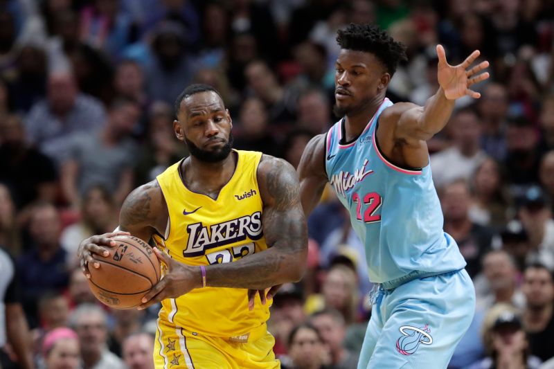 湖人「詹皇」LeBron James對決熱火球星Jimmy Butler 圖／美聯社／達志影像