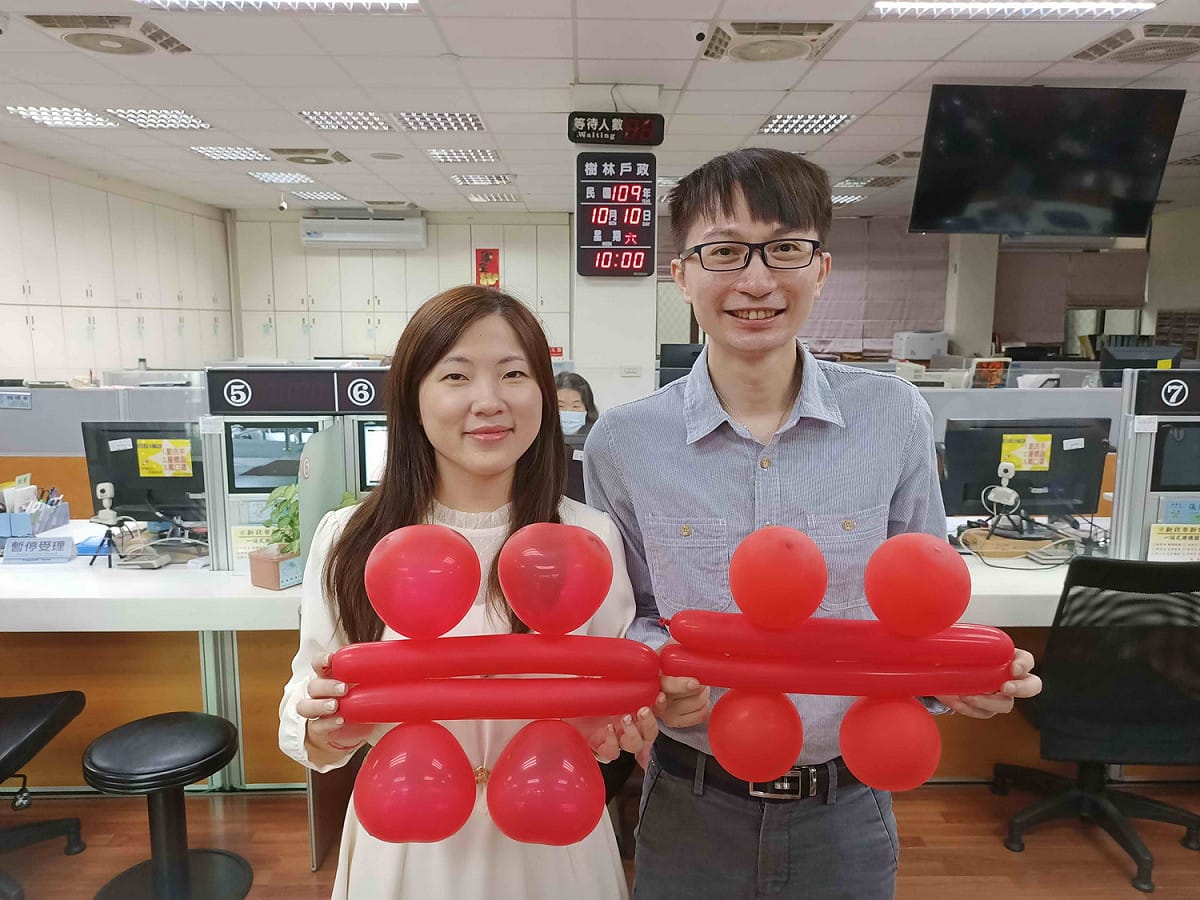 樹林戶所結婚登記新人侯先生及魏小姐.，今年10月4日交往紀念日舉辦婚宴，特地等到 10月10日才登記結婚。 圖：新北市民政局 / 提供
