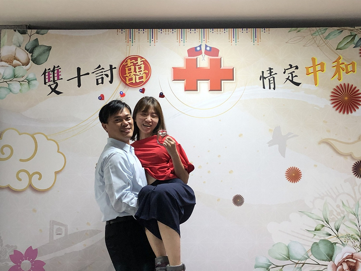 中和戶所結婚登記新人的胡先生及高小姐，因工作認識，特地選在「愛你愛妳、十全十美」日子結婚。  圖：新北市民政局 / 提供