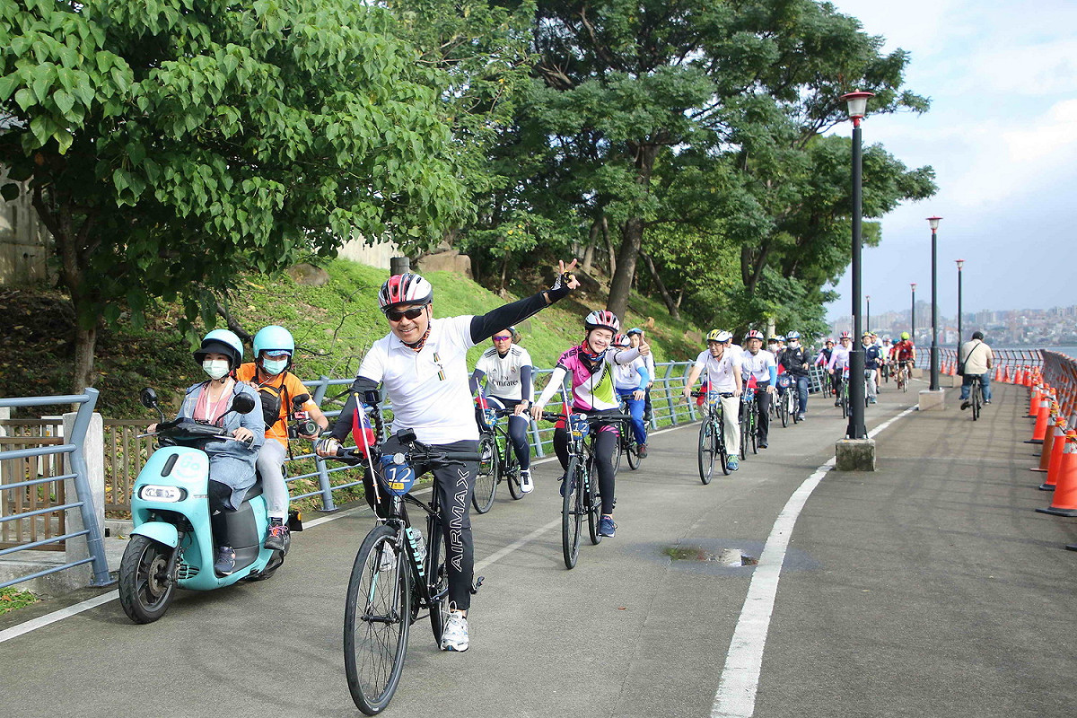 侯友宜率市府團隊從八里騎乘國旗單車至鶯歌，全程約40公里。.  圖：新北市民政局 / 提供